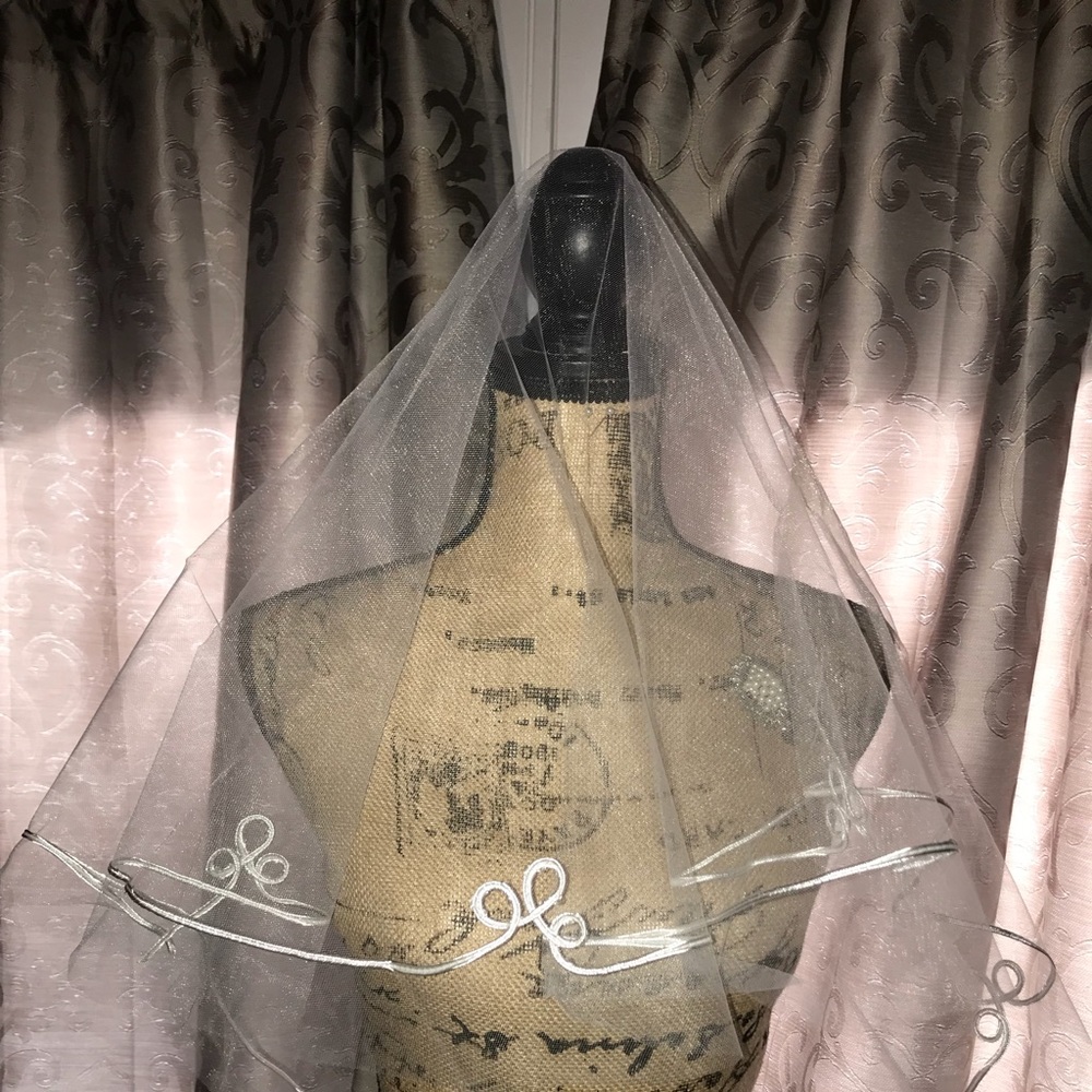 NWOT BEAUTIFUL FINGERTIP WHITE VEIL